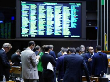 Governo desvia dinheiro de pesquisa científica para renovar frota de caminhões