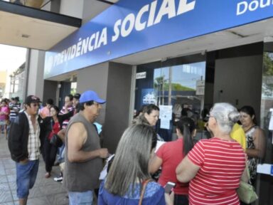 Após congelar salário de servidores, governo diz que “evitará concursos públicos”