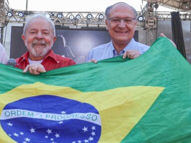 “Governo pratica política irresponsável e criminosa; golpes nunca mais”, diz Lula em registro no TSE