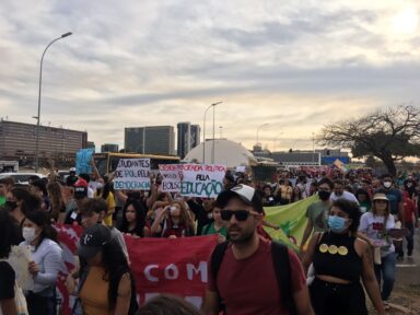Estudantes vão às ruas em Brasília em defesa da democracia e da Educação