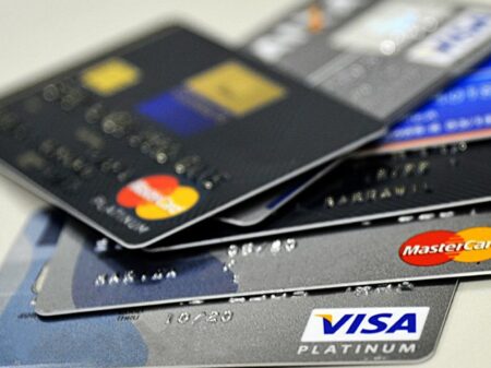 Juros do cartão de crédito superam 370%