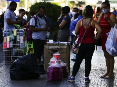 Quase metade dos brasileiros fazem bico