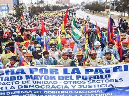 Bolivianos ocupam as ruas de La Paz em defesa da democracia