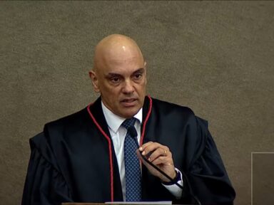 Moraes é aplaudido de pé ao defender eleições, urnas e democracia: “orgulho nacional”