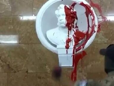 Escultura do poeta russo Pushkin é vandalizada por nazistas ucranianos