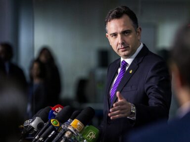“Quem prega volta da ditadura deve ser rechaçado com toda veemência, é traição à Pátria”, diz Pacheco