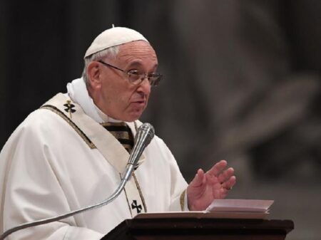 Papa está farto da pressão de Zelensky para que apoie seu regime, diz jornalista do Vaticano