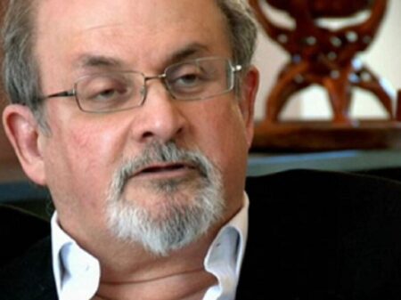 Rushdie mostra primeiros sinais de recuperação após ter sido esfaqueado