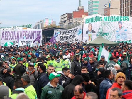 Multidão apoia combate à especulação contra descontrole inflacionário na Argentina