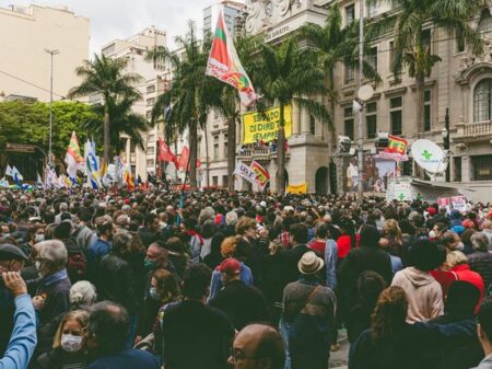 Carta com quase um milhão de assinaturas é lida em SP e exige respeito à democracia