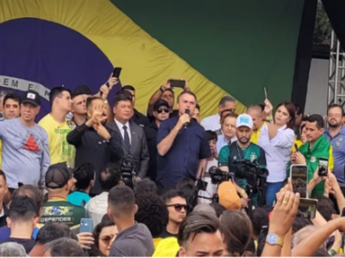 Em pleno horário de trabalho, Bolsonaro vai a BH atacar as decisões do Supremo