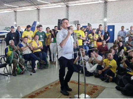 Bolsonaro mente sobre igrejas para desconversar sobre desastre na economia