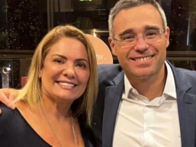 Após PF pedir investigação, ex-mulher de Bolsonaro exibe foto com André Mendonça