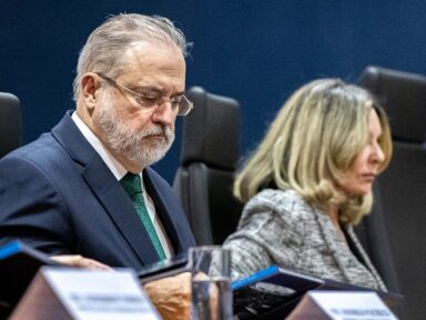Caso da compra de imóveis com dinheiro vivo dos irmãos de Bolsonaro cai nas mãos de Lindôra