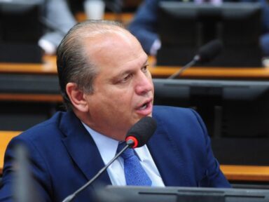 Líder do governo declara R$ 420 mil em dinheiro vivo em casa e alega que é “engenharia tributária”