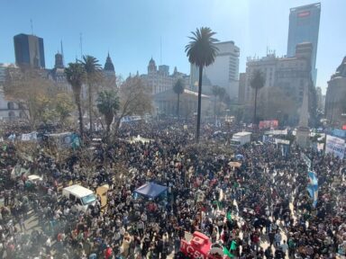 Multidão ocupa o centro de Buenos Aires em repúdio ao atentado contra Cristina
