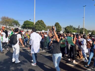 Enfermeiros reagem com protestos contra a suspensão do piso salarial pelo STF