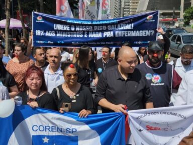 Enfermeiros vão às ruas em dia nacional de mobilização em defesa do piso salarial