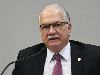 Fachin limita decretos de acesso às armas de Bolsonaro: “risco de violência política”