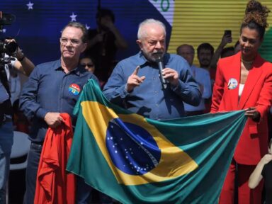 “Brasil não é partido, é o nosso país, e esta é a bandeira de 215 milhões de brasileiros”, disse Lula