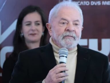 Com esse governo, “os bandidos estão comprando arma nova, com desconto e legalizada”, diz Lula