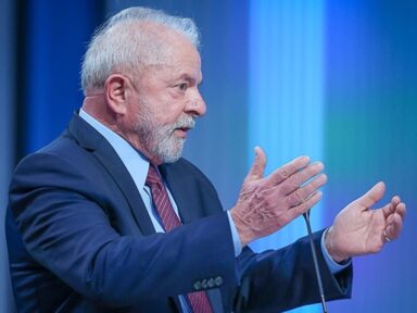 Lula defendeu no debate “fortalecer o BNDES, o BB e a Caixa” para desenvolver o país