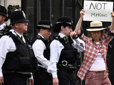 Manifestantes antimonarquistas são agredidos e presos pela polícia inglesa