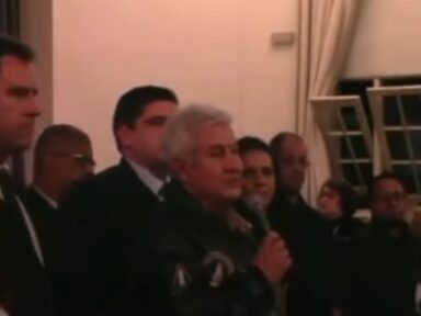 Ex-ministro de Bolsonaro faz campanha  eleitoral em culto e é repreendido por fiel: ‘tá errado isso aqui’