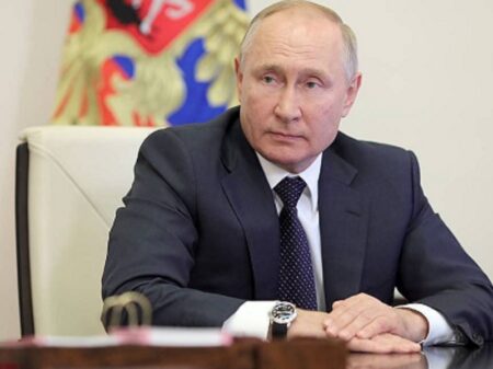 “Potências coloniais” em crise querem fazer da Ucrânia “enclave anti-russo”, denuncia Putin