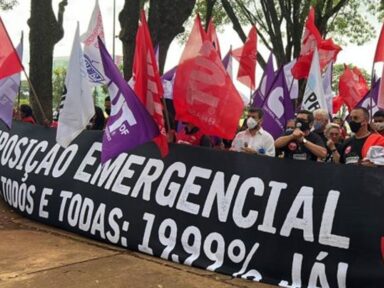 Com três anos de salários congelados, renda média de servidores públicos cai 8,5%