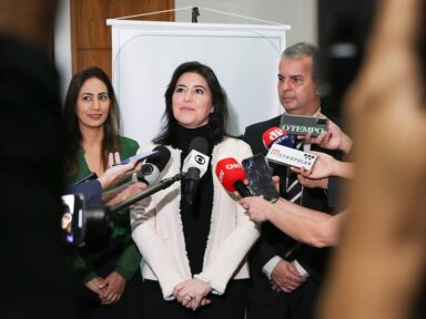 Aras se comporta com “subserviência,  servidão ao presidente”, afirma Simone
