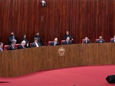 Justiça Eleitoral pune Bolsonaro com multa e manda excluir posts que associam Lula ao PCC