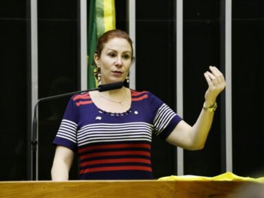 Justiça manda a bolsonarista Zambelli excluir publicações mentirosas contra Vera Magalhães