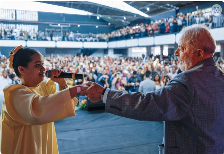 Posso ouvir o choro do PT, cantam evangélicos em igreja