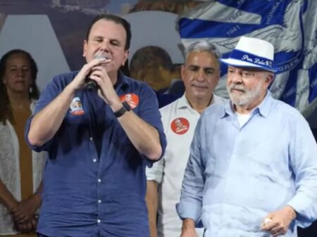 Lula recebe apoio de Eduardo Paes e de sambistas da Portela na quadra de Madureira