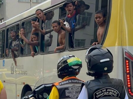 Motociata de Bolsonaro é vaiada por ônibus lotado antes de chegar ao ato de Copacabana