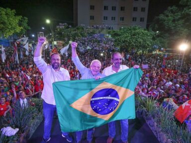 “Nesse governo a massa salarial caiu muito e as pessoas estão sem carteira assinada”, criticou Lula