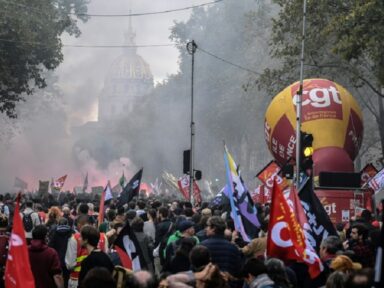 Trabalhadores franceses em greve nacional se manifestam por reposição salarial