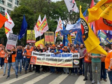 Protesto reúne aposentados e centrais contra plano do governo de achatar o salário mínimo
