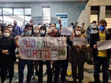 Bolsonaro é recebido com protesto no HC de São Paulo: “Por que não veio na pandemia?”