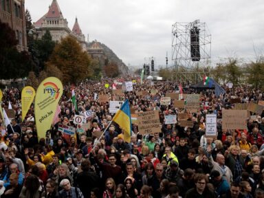 Ato em Budapeste reúne multidão exigindo reajuste salarial diante da inflação