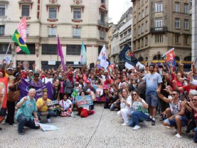Religiosos se unem em caminhada no centro de São Paulo e declaram apoio a Lula