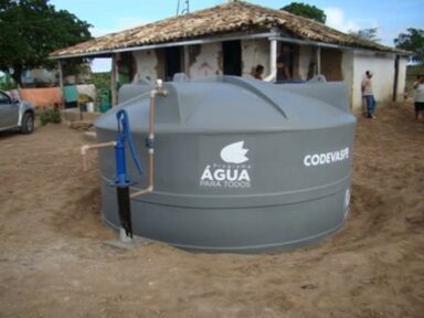 Crime eleitoral: Codevasf doa cisternas em casas indicadas com adesivo de aliado de Bolsonaro