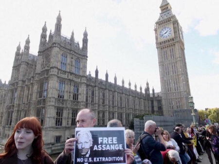Assange testa positivo para Covid-19 na Guantánamo britânica