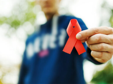 Governo reduz verba de tratamento da AIDS para garantir corrupção do orçamento secreto