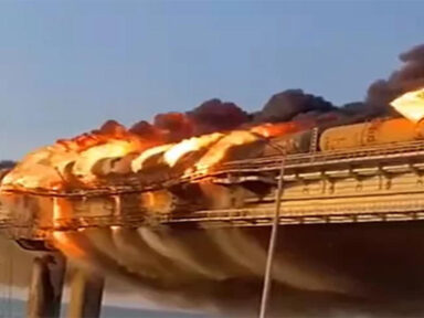 Caminhão explode em ponte da Crimeia e atinge trem de transporte de combustível
