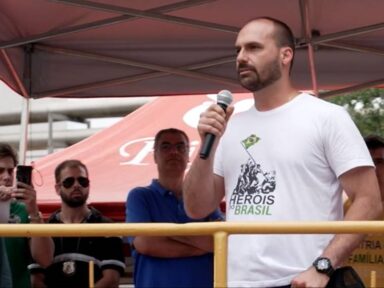 Assédio eleitoral desesperado: Eduardo Bolsonaro e patrões fazem campanha em empresa
