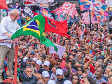 “Vamos investir muito e o Brasil voltará a crescer”, diz Lula à multidão em Guarulhos