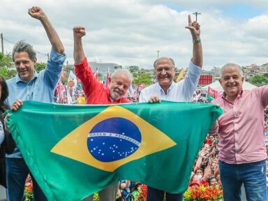 No encerramento da campanha, Lula e Alckmin fazem caminhada pelas ruas de São Paulo. ASSISTA