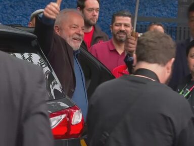 “Que nunca mais esse país tenha um presidente que o trate com desrespeito”, disse Lula